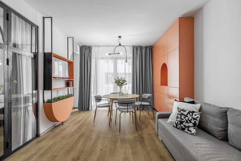 Arcuiri și oglindiri, într-un apartament de 56 mp