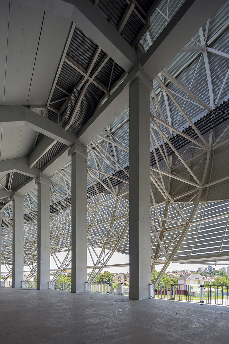 Stadionul „Ion Oblemenco”: unul din cele 8 stadioane de design din România
