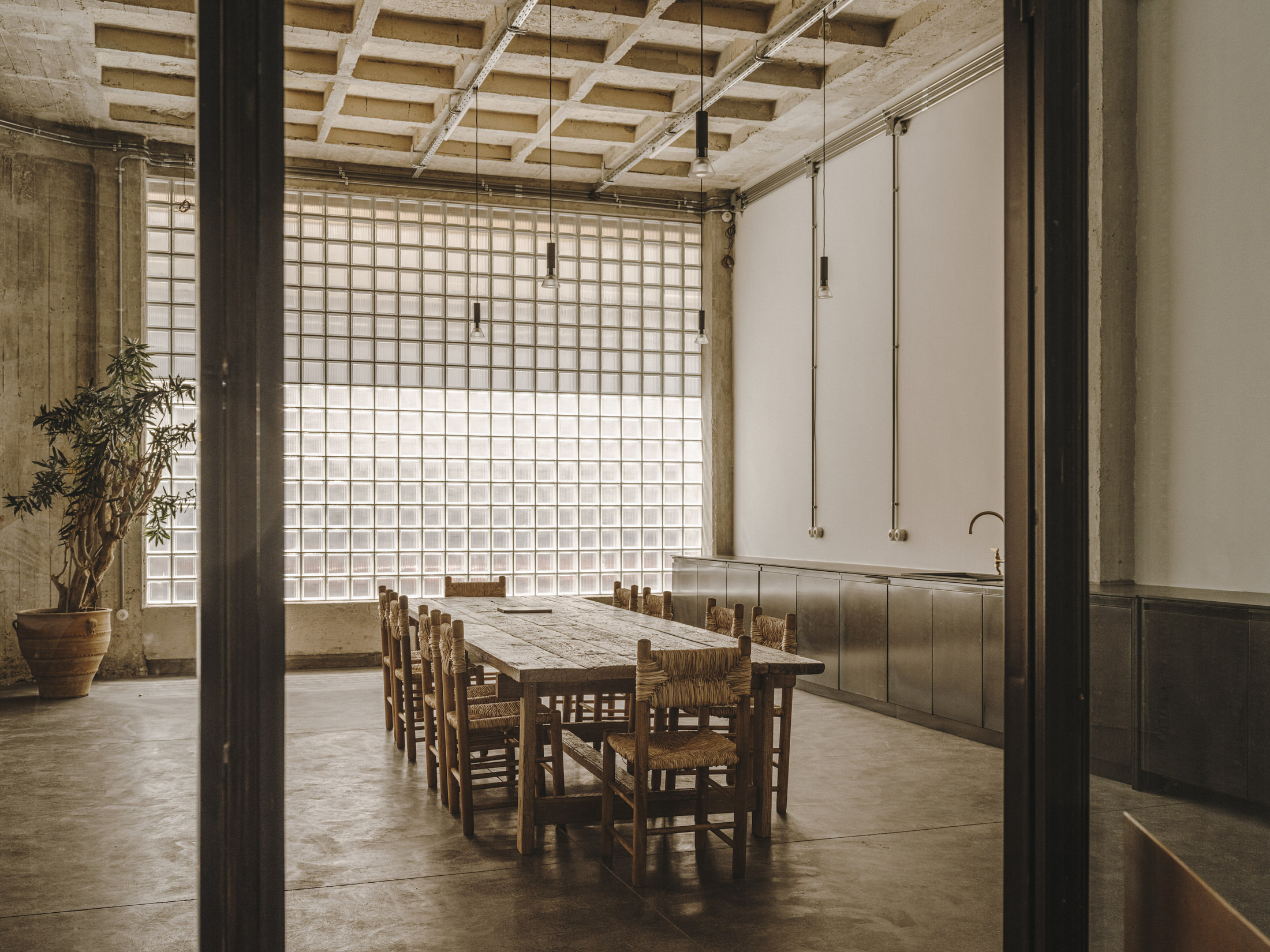 10AM LOFTS: rezidență creativă în centrul Atenei
