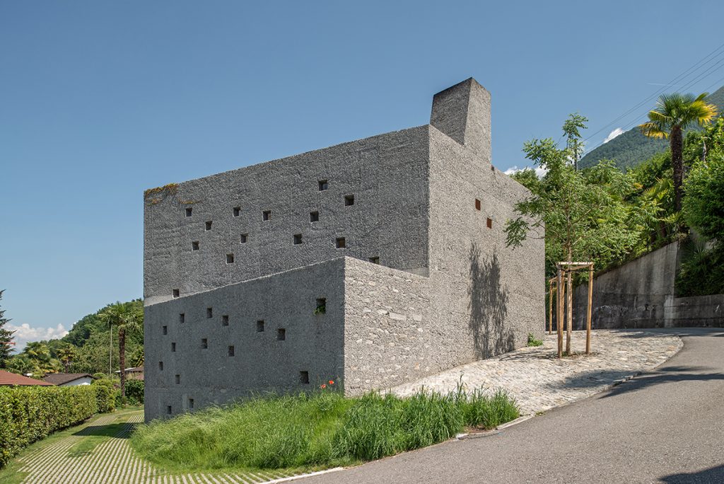 Beton brut pentru o fortăreață contemporană. Casă în San Nazzaro, Elveția