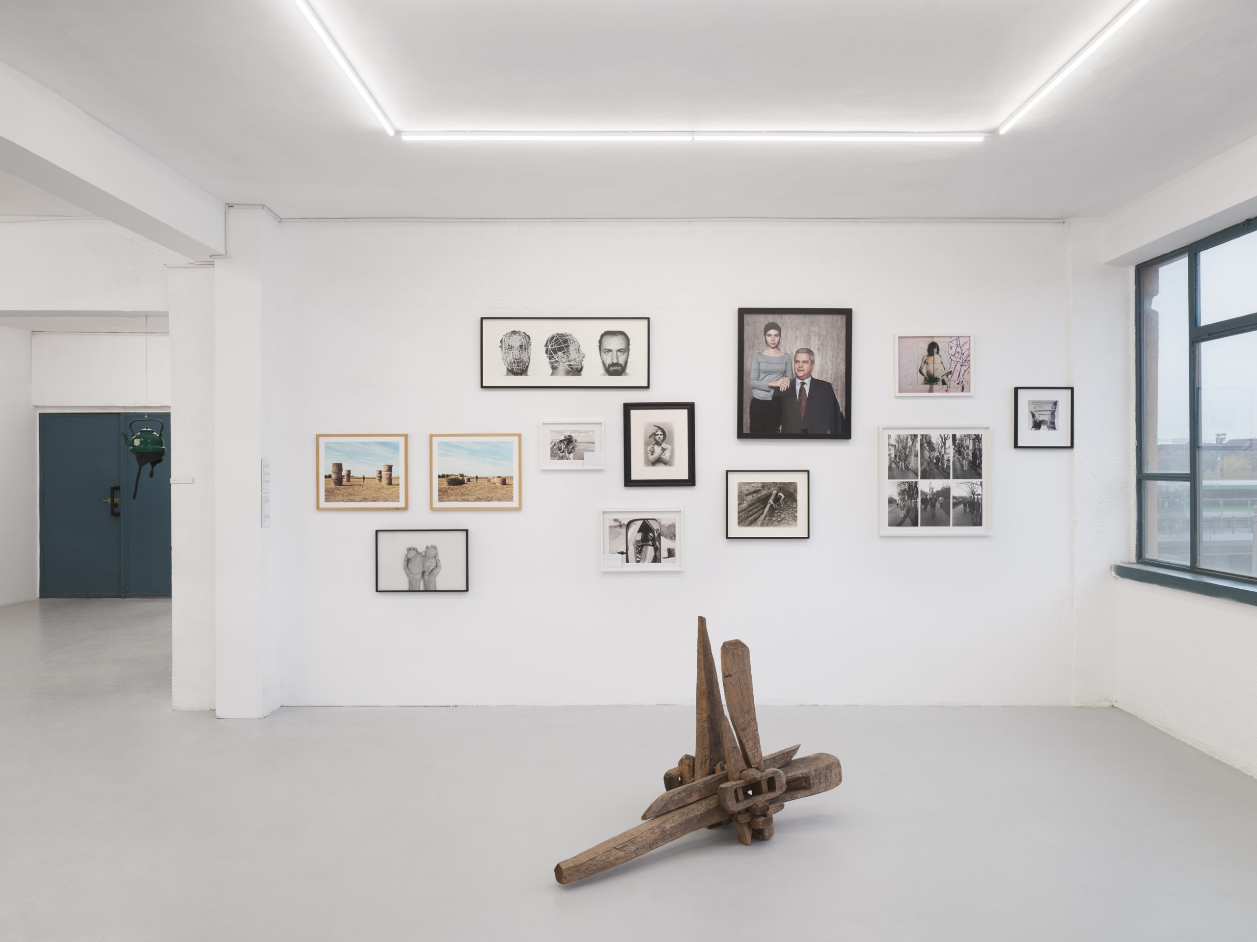 O expoziție cu încărcătură grea: „Have No Doubt of the Omnipotence of a Free People” la Galeria Catinca Tabacaru