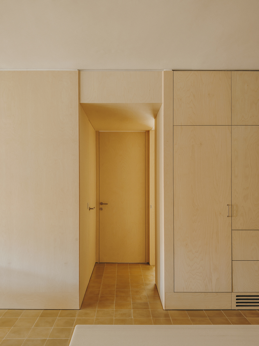 Funcționalitate, căldură și note retro într-un apartament din Barcelona