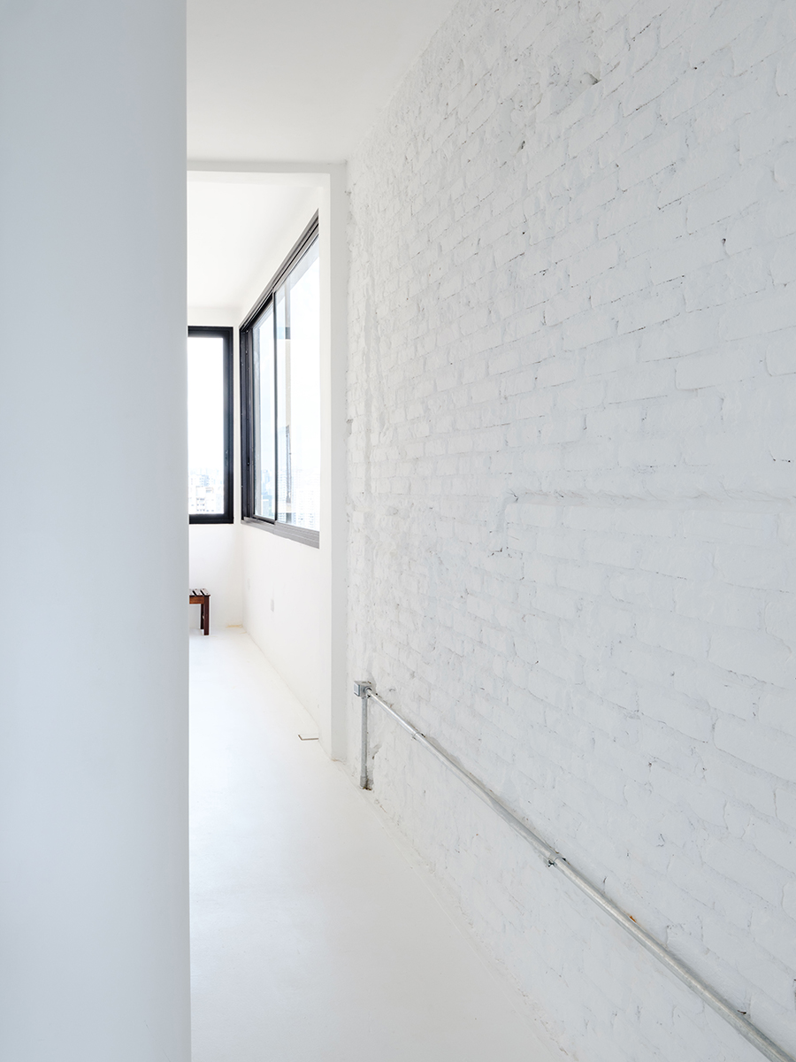 Material, lumini și umbre. Apartament CB, São Paulo, Brazilia
