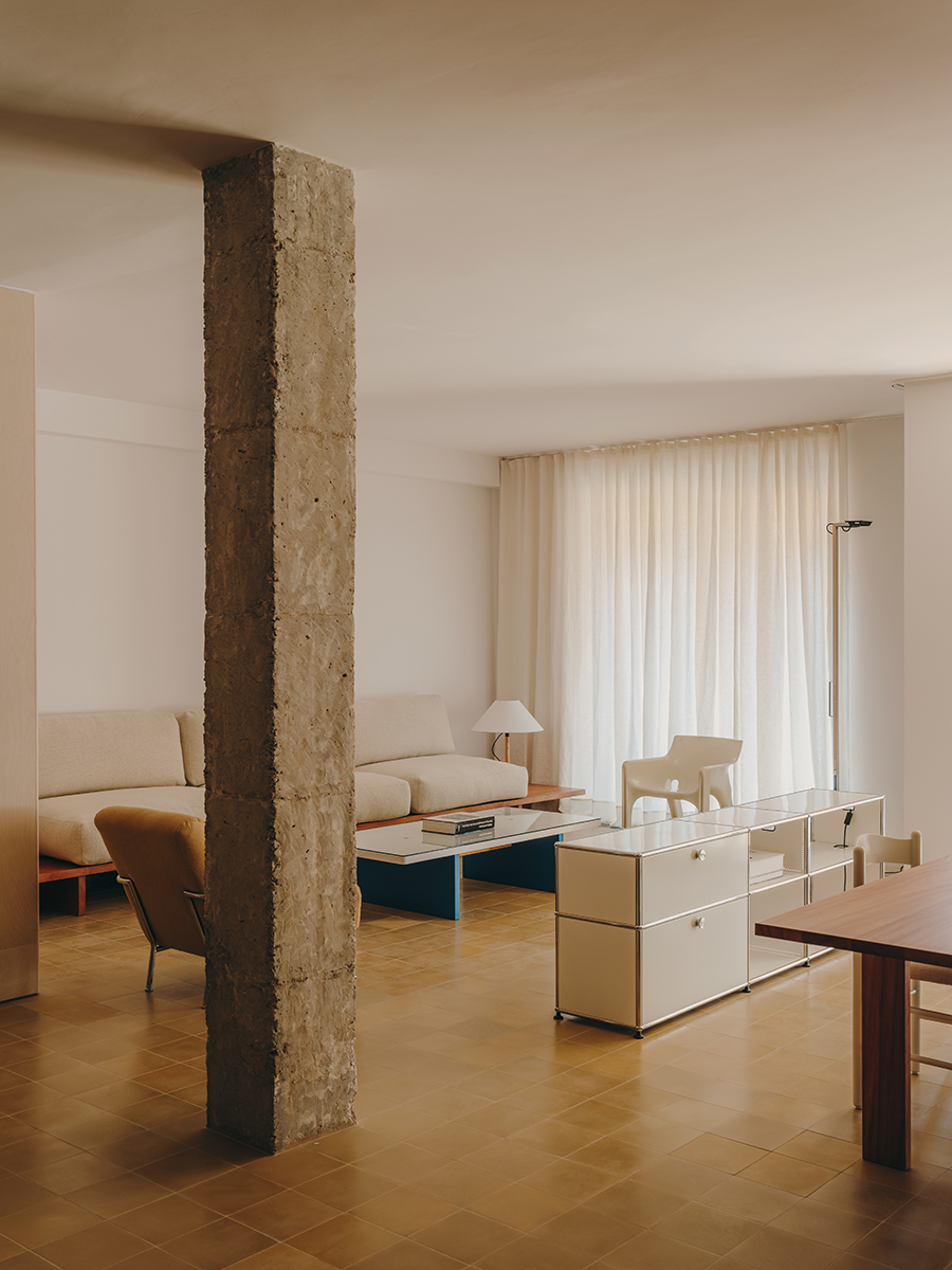Funcționalitate, căldură și note retro într-un apartament din Barcelona