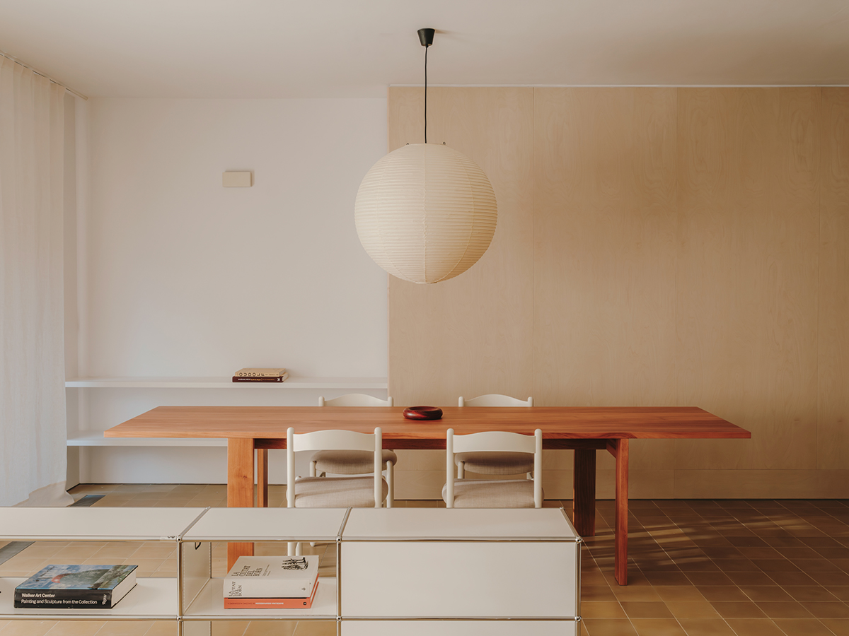Funcționalitate, căldură și note retro într-un apartament din Barcelona