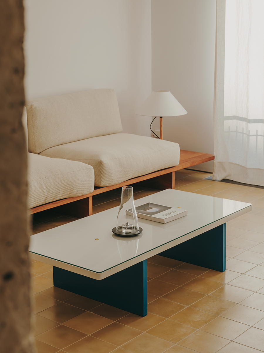 Funcționalitate, căldură și note retro într-un apartament din Barcelona
