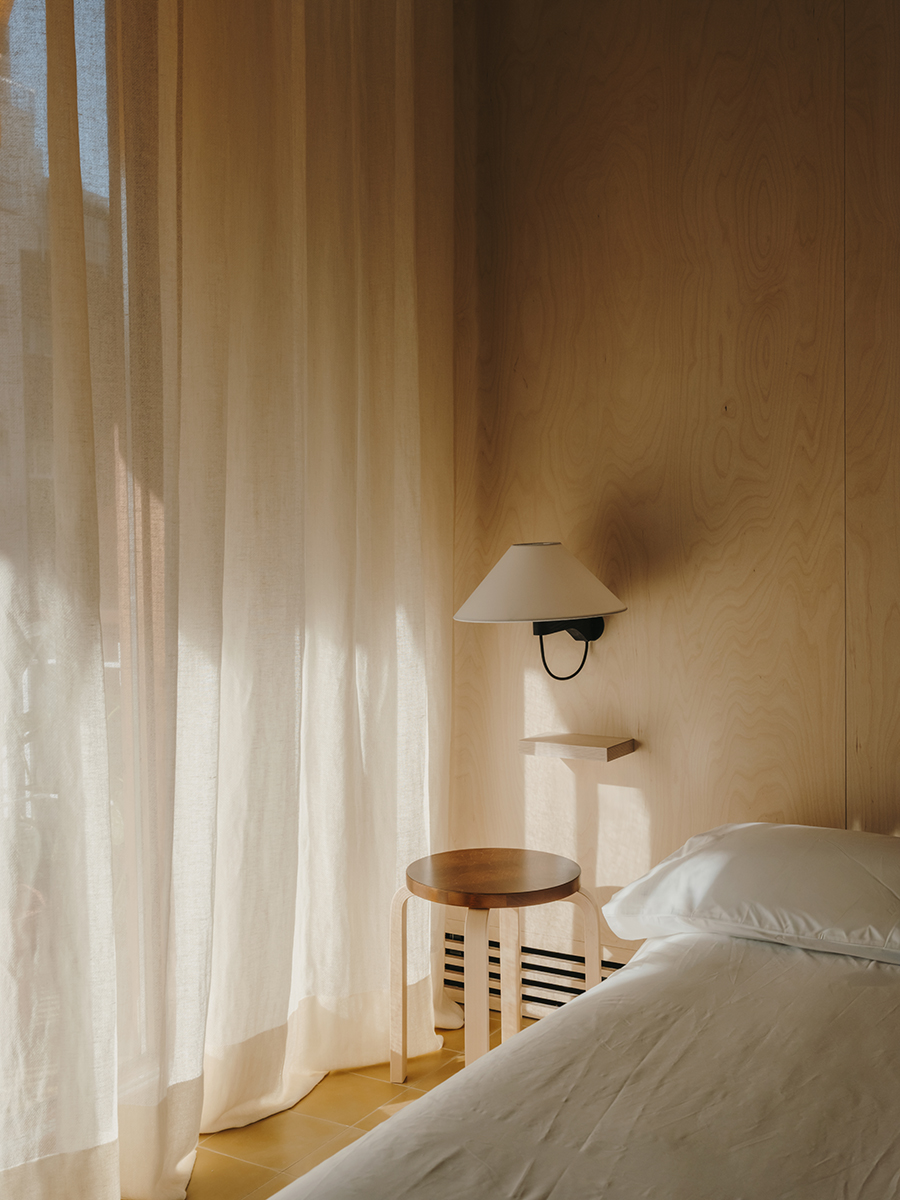 Funcționalitate, căldură și note retro într-un apartament din Barcelona