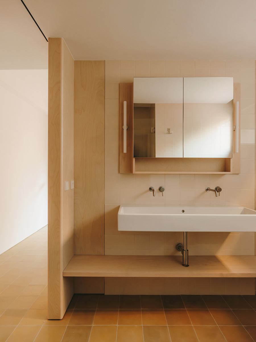 Funcționalitate, căldură și note retro într-un apartament din Barcelona