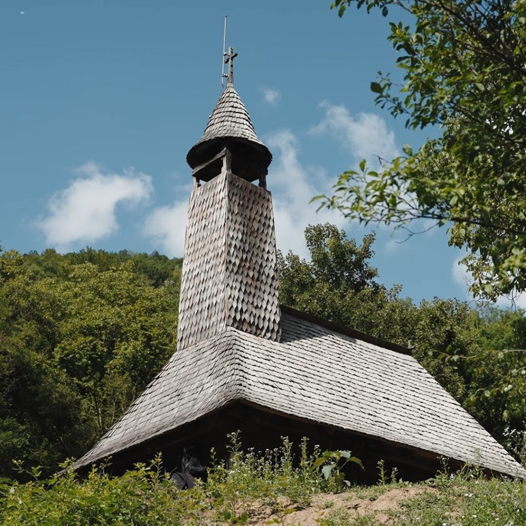O biserică din 1677 și o moară de familie. Poveștile patrimoniului din Ținutul Pădurenilor, într-un nou episod din seria „Cine ascultă o casă?”