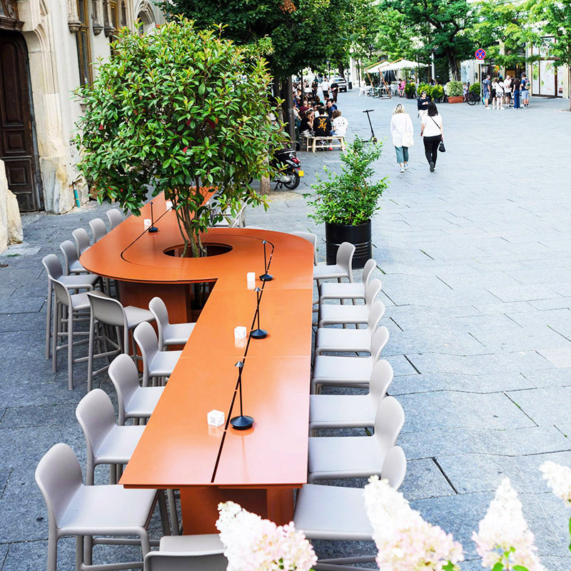 Design care invită la conexiune. Ribbon Table, Strada Universităţii, Cluj-Napoca