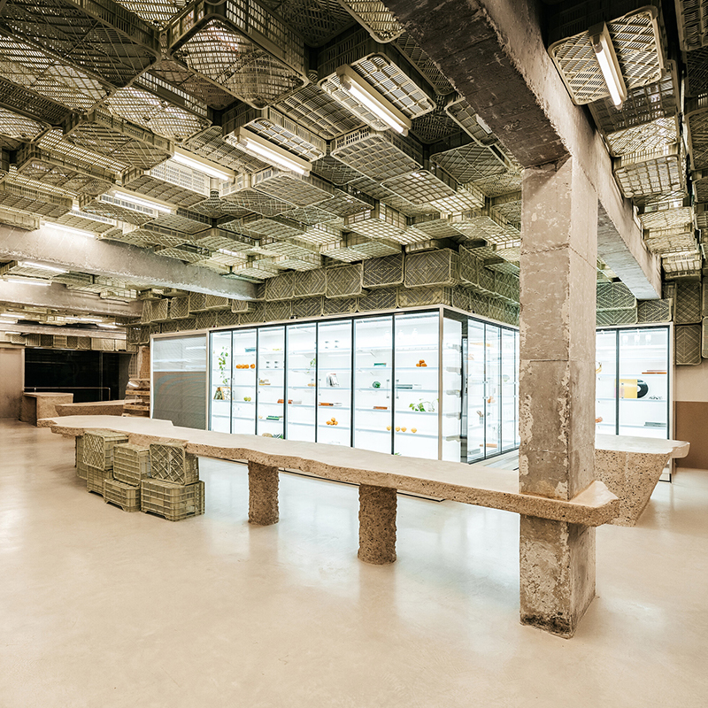 Un supermarket brutalist în Puerto Pollensa, Mallorca, Spania
