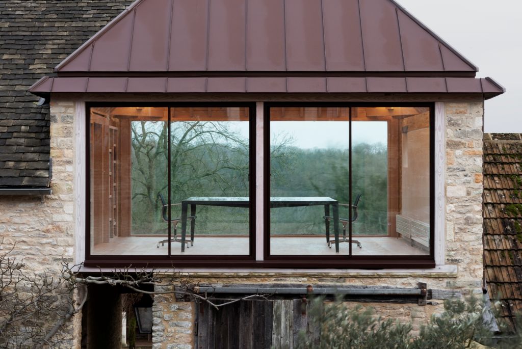 Un birou neconvenţional, aproape de casă şi în mijlocul naturii şi istoriei. Grain Loft Studio, Gloucestershire, Marea Britanie