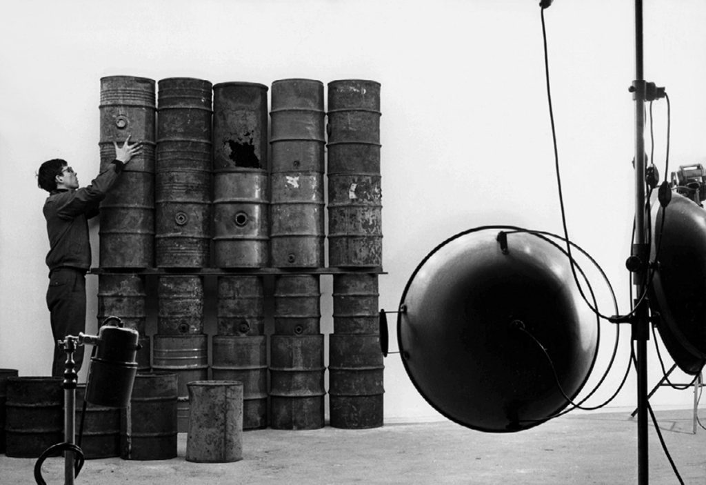 Operele timpurii ale artistului Christo, expuse la Galeria Gagosian din Paris, inclusiv primele Obiecte Înfăşurate
