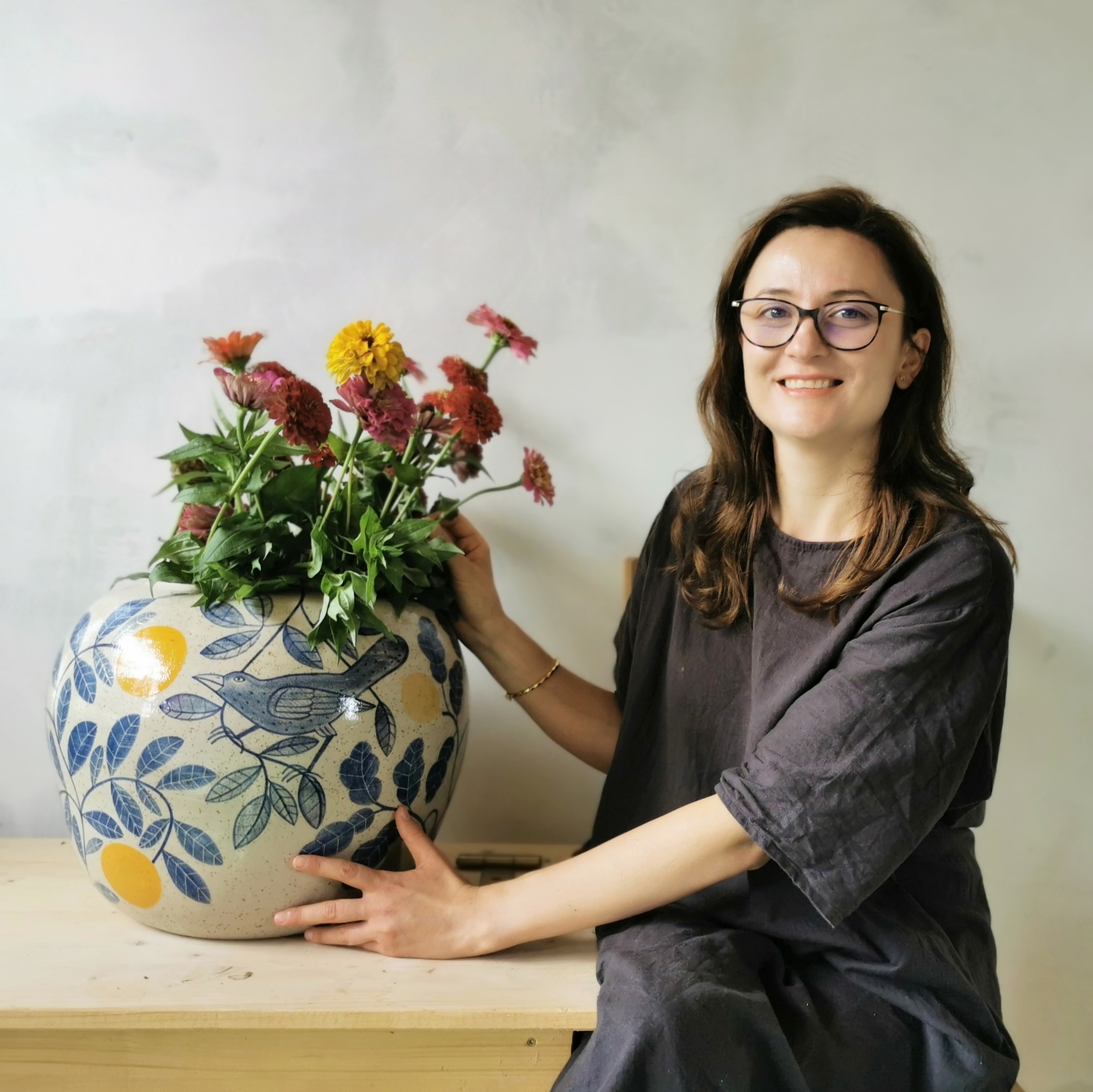 „Bestiarul albastru” din ceramică. De vorbă cu Irina Silivestru (Decartis)