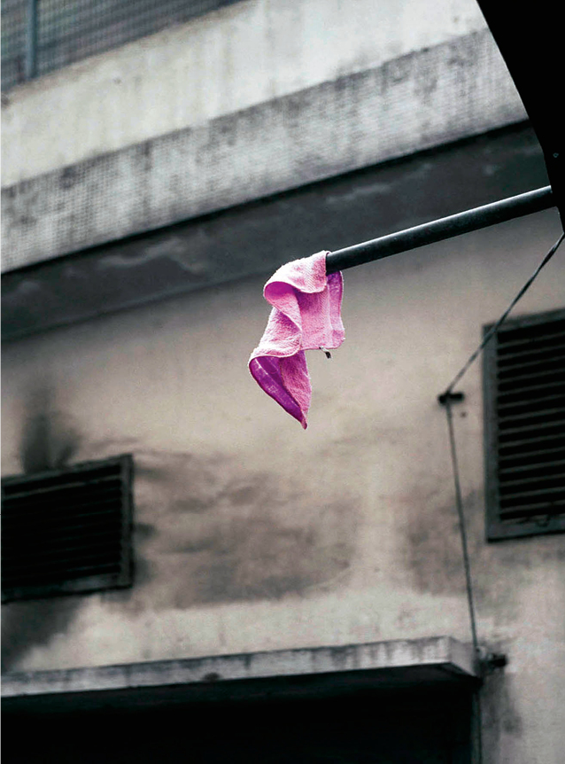 Michael Wolf pe străzile din Hong Kong: poezia fotografică a banalului