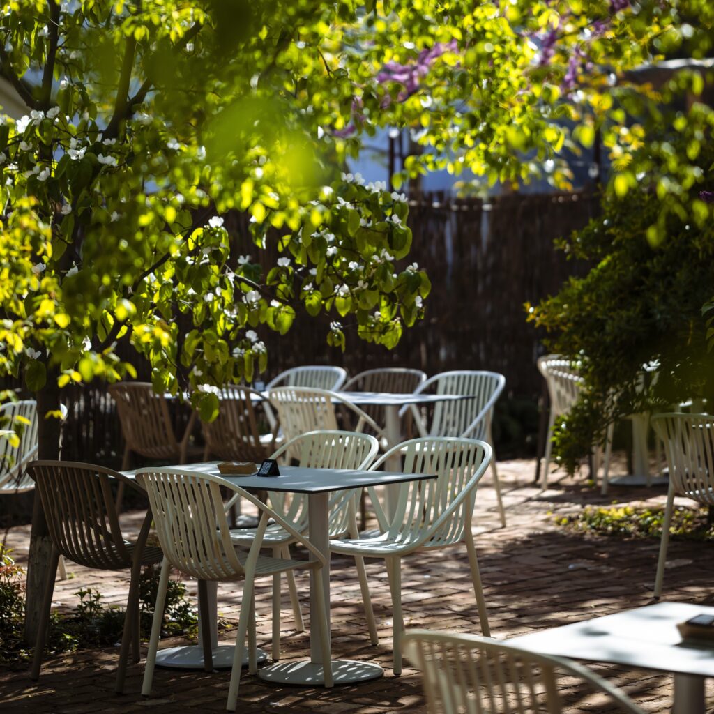Mira: restaurant, grădină și spațiu pentru artă în București