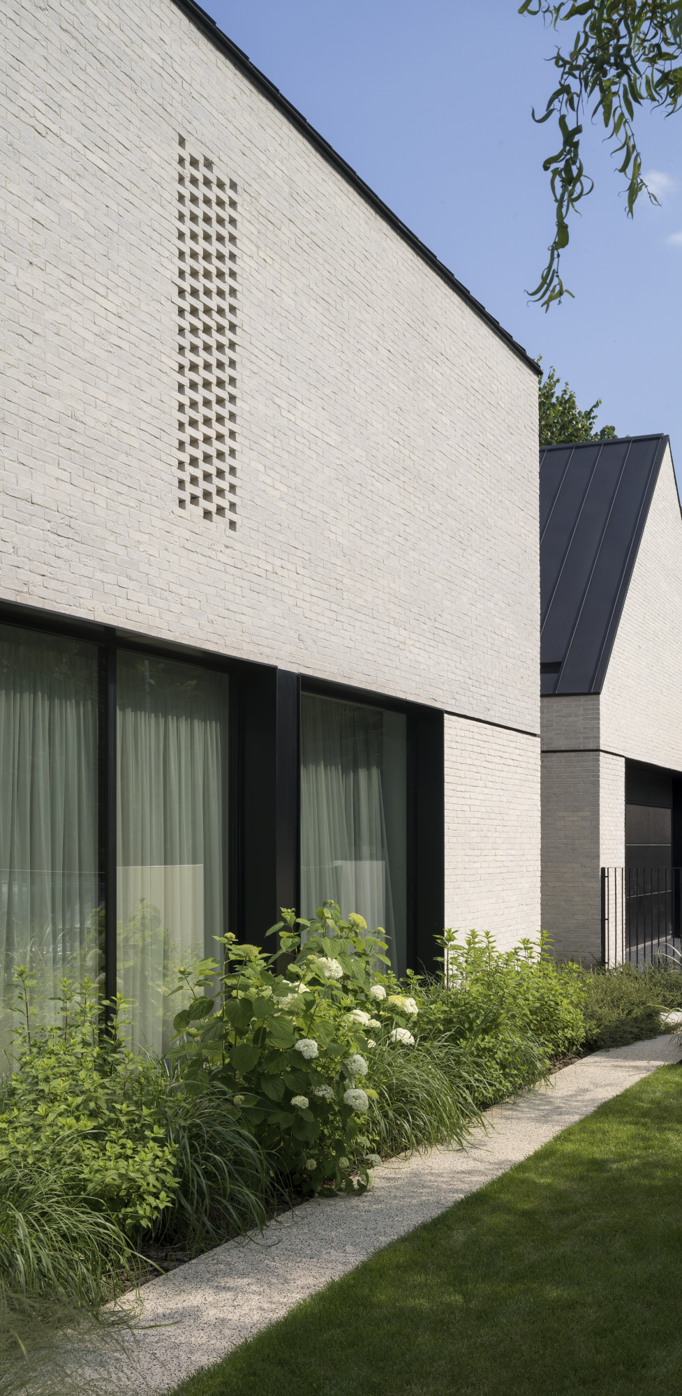 Casa R – o reinterpretare contemporană a arhetipului domestic
