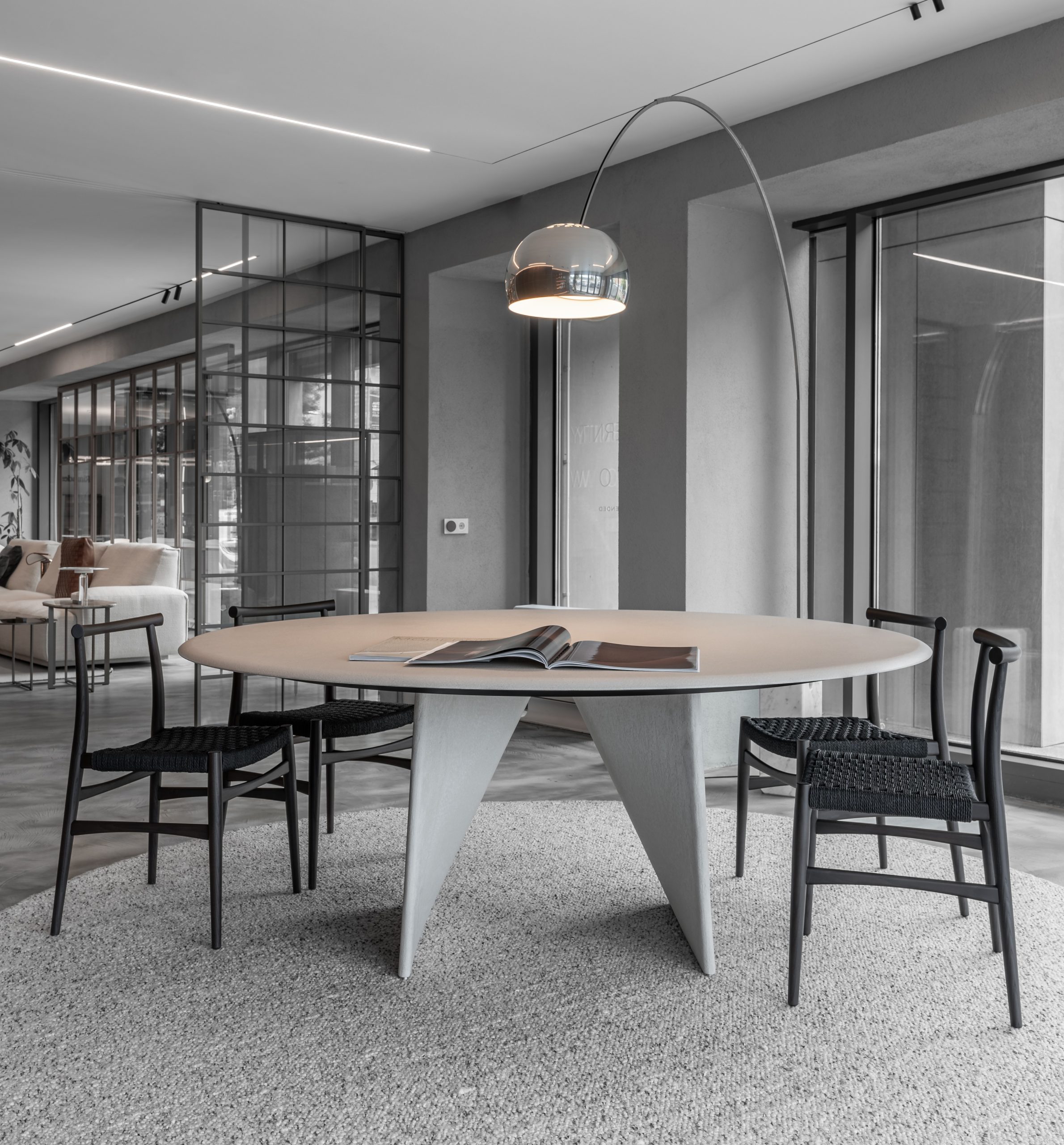 Design și discurs curatorial. Prezentarea albumului Showroom Design la Rimadesio