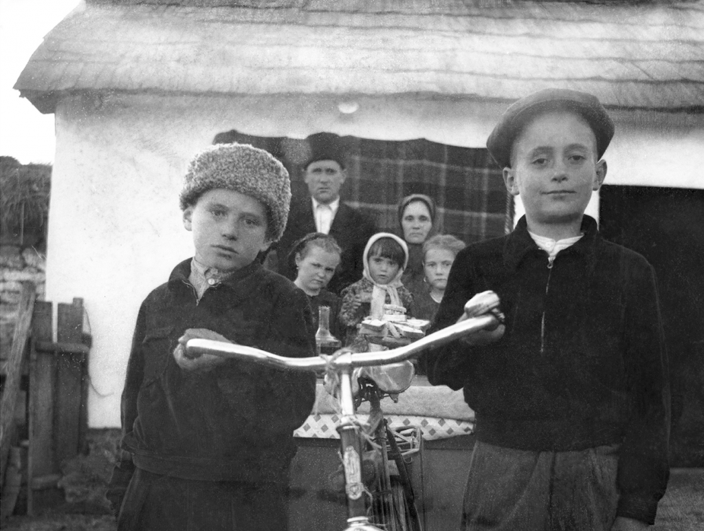 Arhiva fotografică a lui Zaharia Cușnir. Improvizații într-o lume captivă