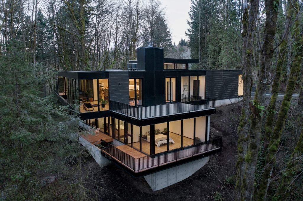 Regalitate în sălbăticie. Royal House, Portland, Oregon, SUA