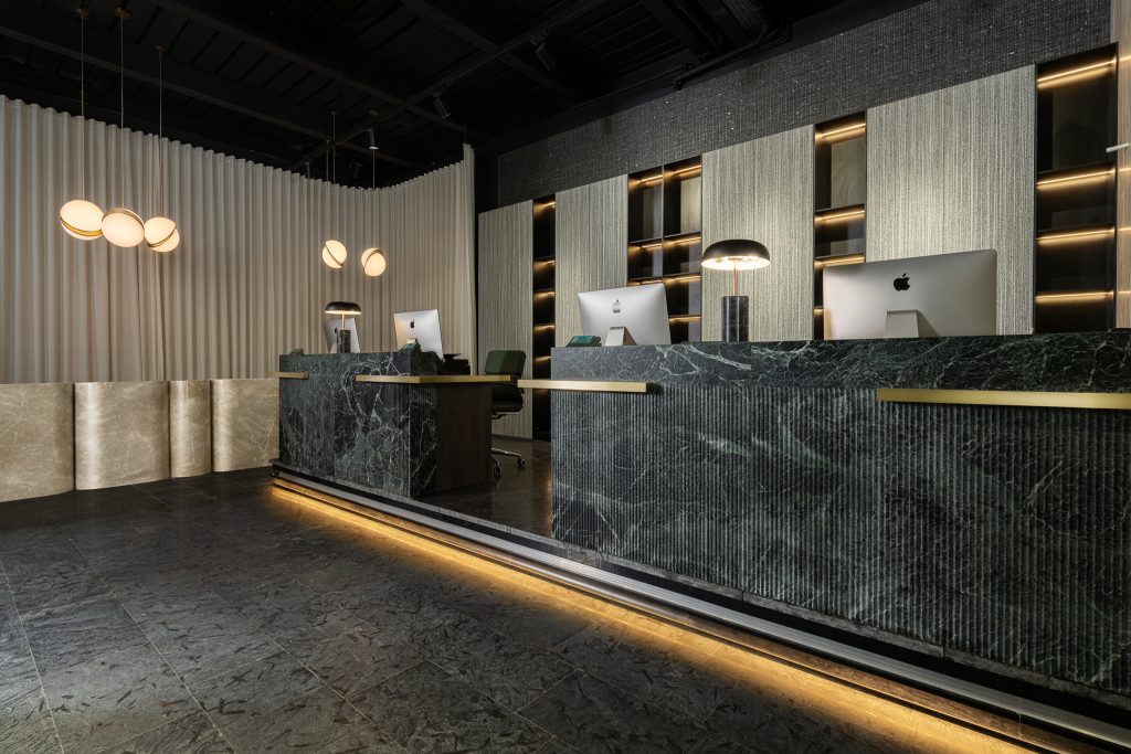 Muzeu, galerie sau showroom: PIATRAONLINE lansează un nou flagship store ce redefinește designul de retail