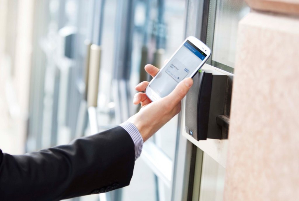 ASSA ABLOY deschide uși… cu telefonul