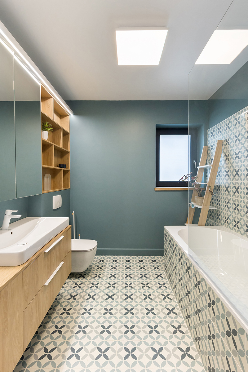 Influențe mid-century modern și culori vii