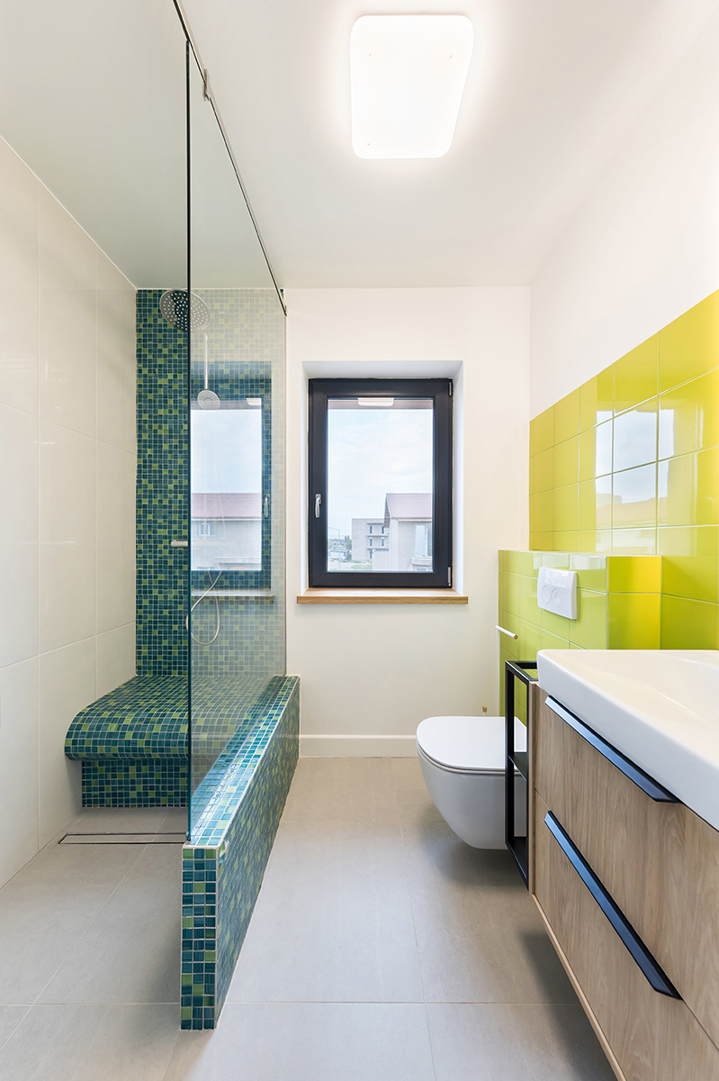 Influențe mid-century modern și culori vii