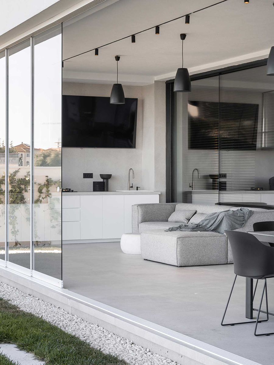 Elysian Lake House. Vilă minimalistă cu deschidere spre Lacul Siutghiol