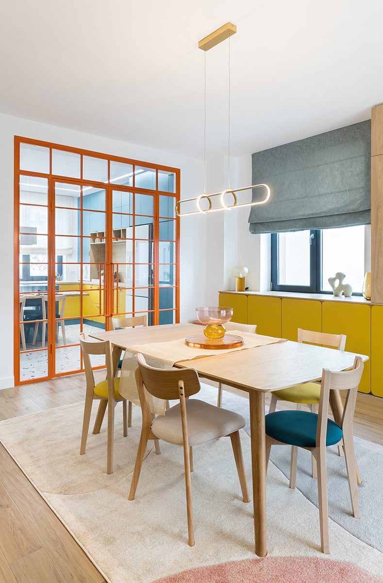 Influențe mid-century modern și culori vii