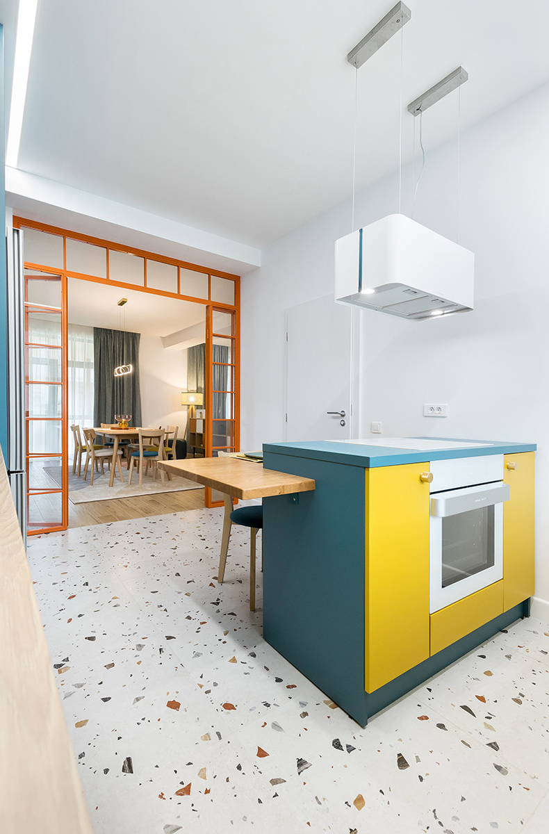 Influențe mid-century modern și culori vii