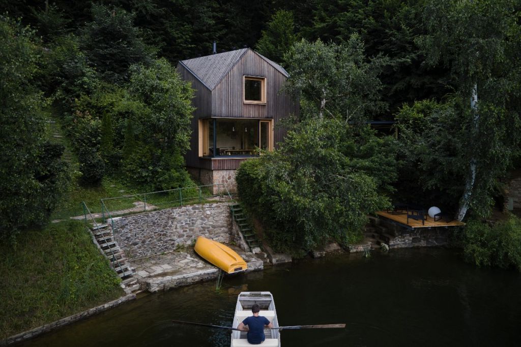 O căsuţă precum o cabină de pe o navă, în natura Cehiei