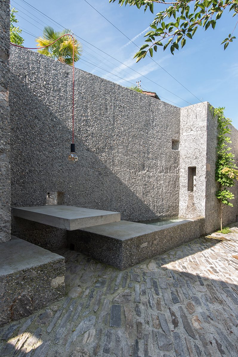 Beton brut pentru o fortăreață contemporană. Casă în San Nazzaro, Elveția