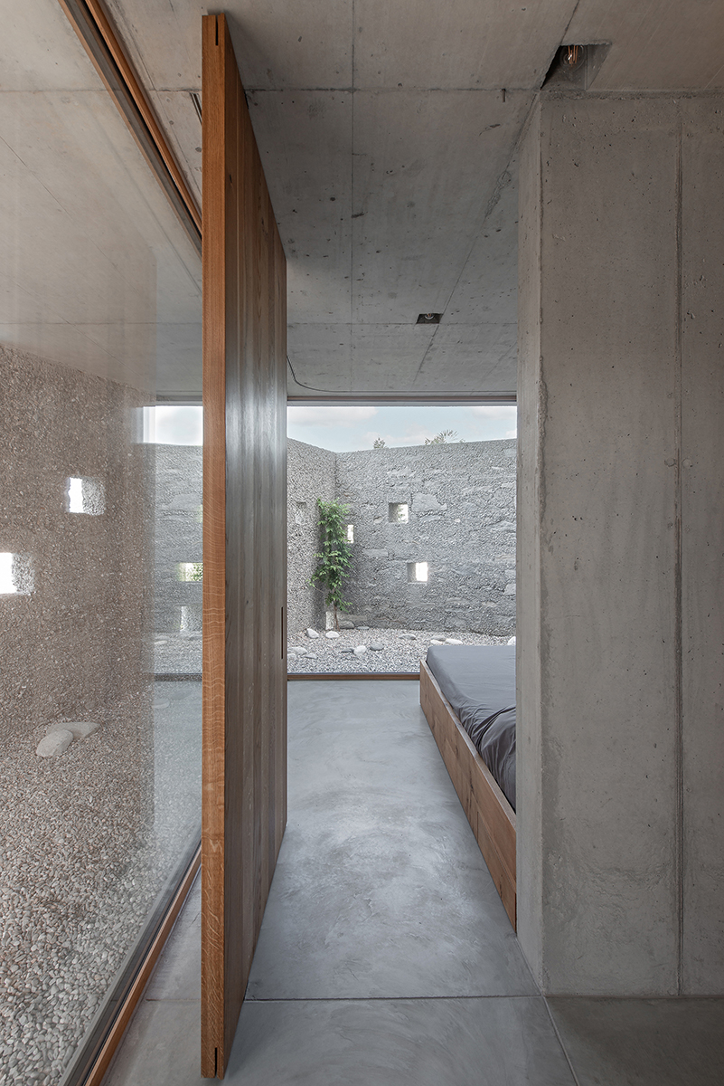 Beton brut pentru o fortăreață contemporană. Casă în San Nazzaro, Elveția