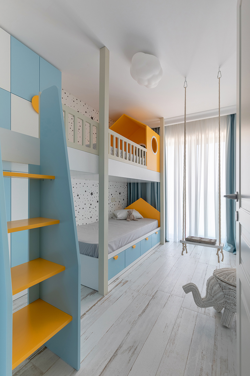 Texturi de lemn și detalii sofisticate într-un apartament de inspirație provensală de la malul Mării Negre