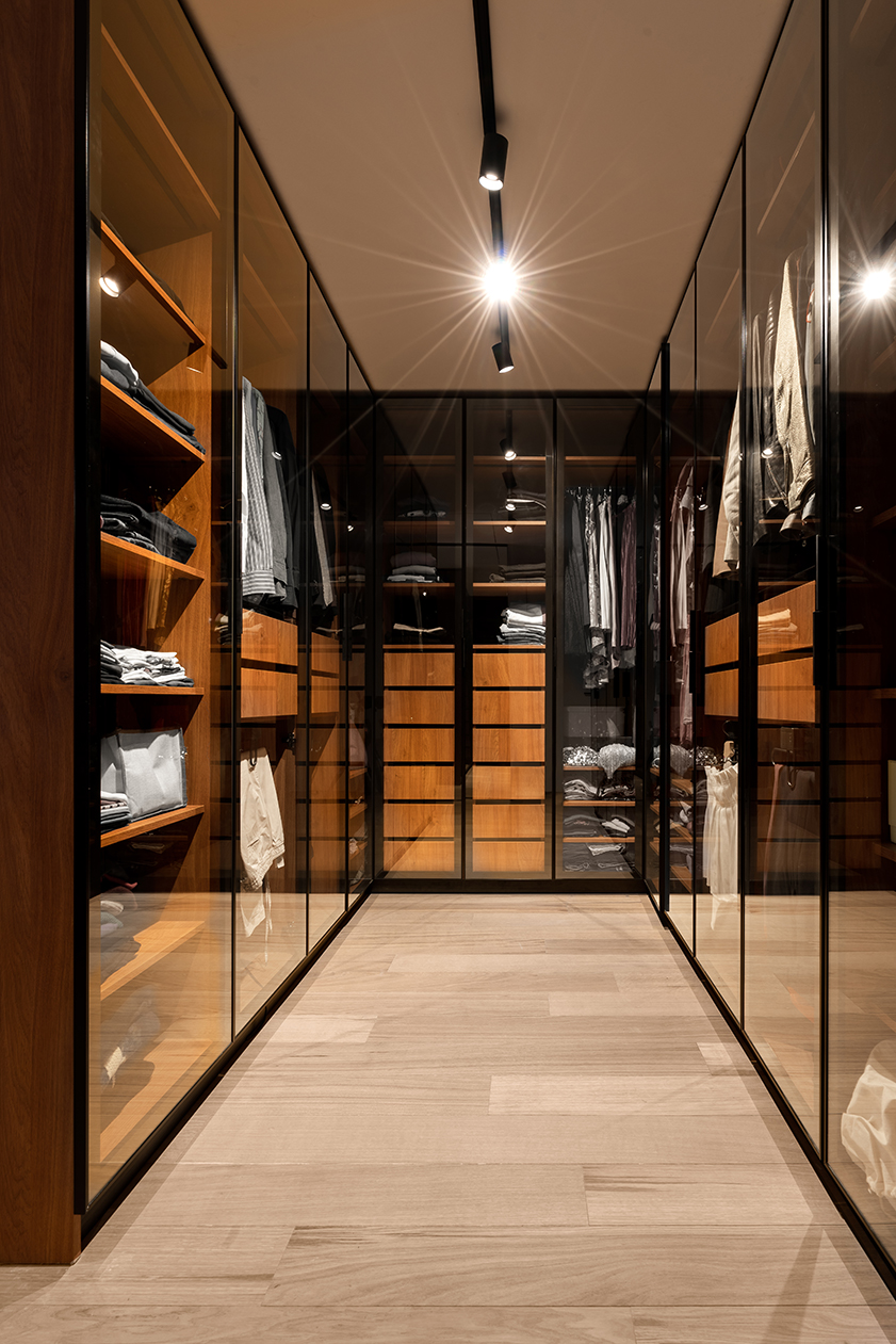 Minimalism contemporan cu elemente glamour. Serenity Lake Apartment