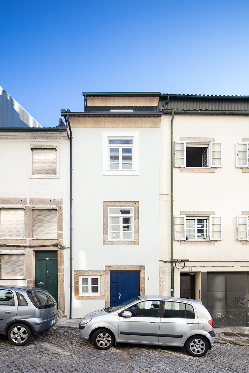 Ceramica în rolul de mediator între trecut și contemporaneitate. Unitate de cazare pe strada São Sebastião, Braga, Portugalia