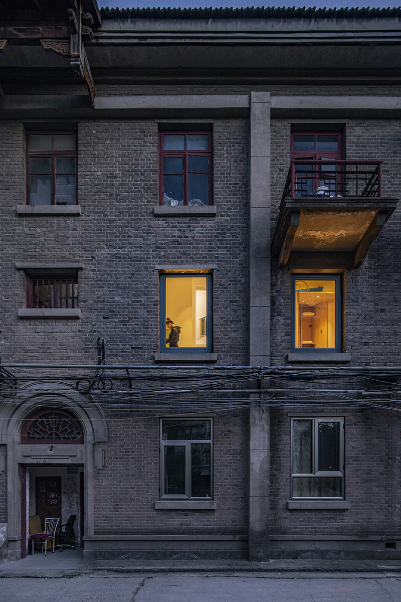 Locuire modernă într-o clădire vetustă. Post-War Apartment T101, Beijing, China