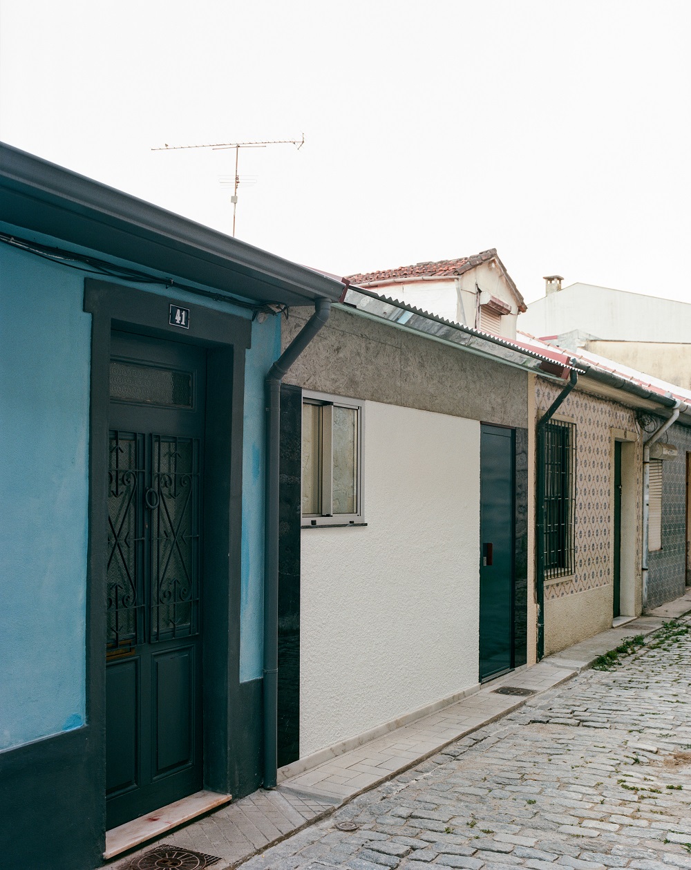 O casă din Porto: câteva linii și un miez tare