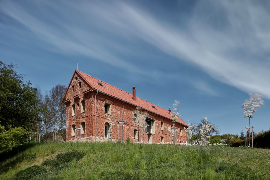 House inside a Ruin. O nouă viaţă pentru o clădire abandonată din Cehia