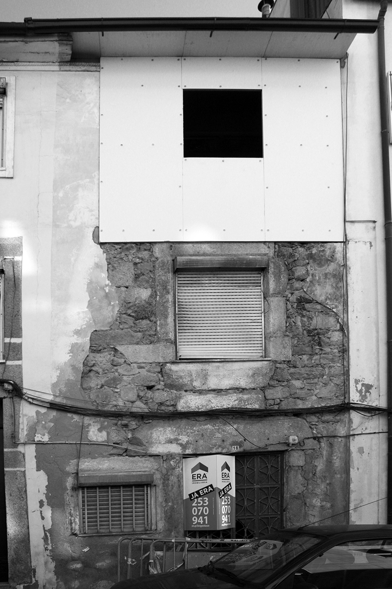 Ceramica în rolul de mediator între trecut și contemporaneitate. Unitate de cazare pe strada São Sebastião, Braga, Portugalia