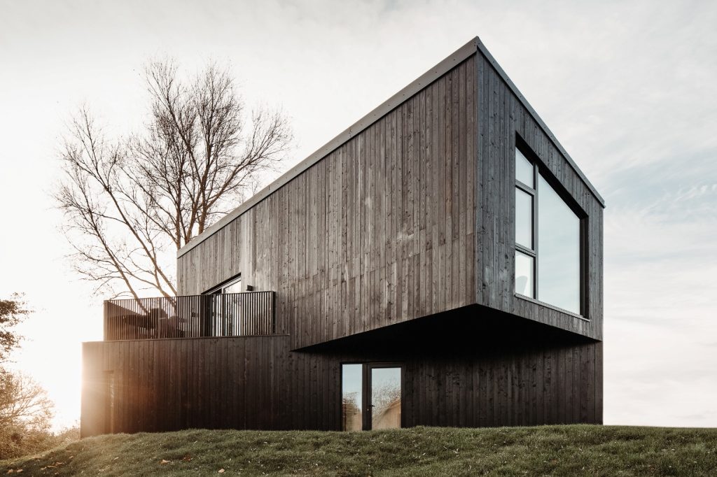 Falcon House. Principiile esteticii nordice într-o fermecătoare locuinţă modulară dintr-un sat englez
