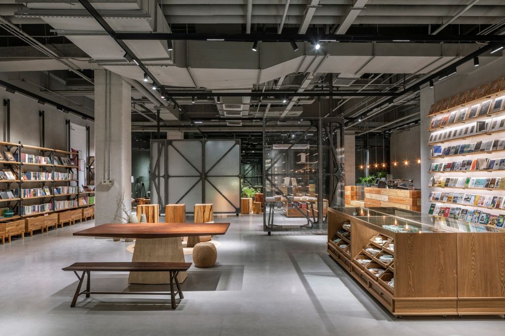 O librărie neconvenţională, cu aer industrial, în Beijing, China