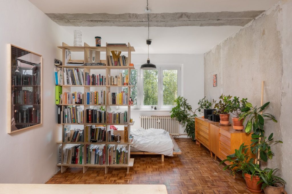 Farmecul imperfecţiunii. Apartament pentru o familie de artişti din Praga