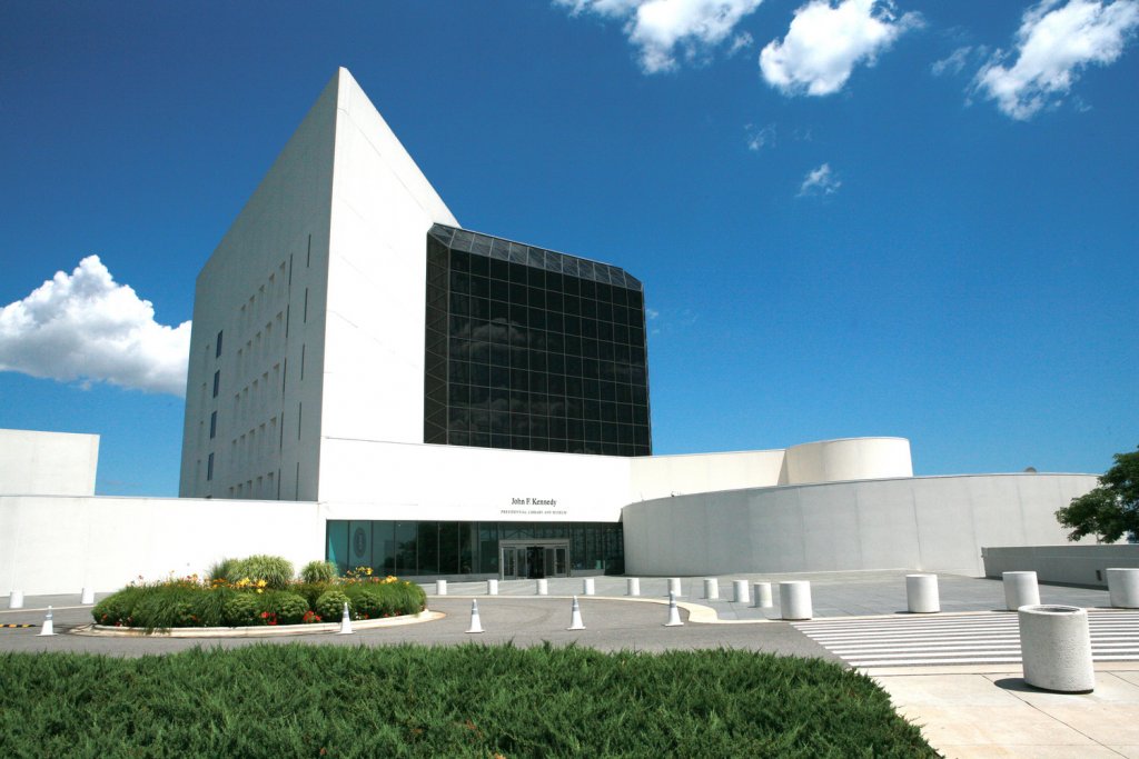 Inspirația lui I.M. Pei: o comparație a arhitecturii majore cu arta minimalistă
