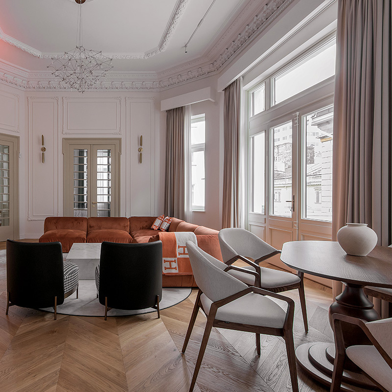 Gesturi contemporane pe fundal istoric, într-un apartament bucureștean