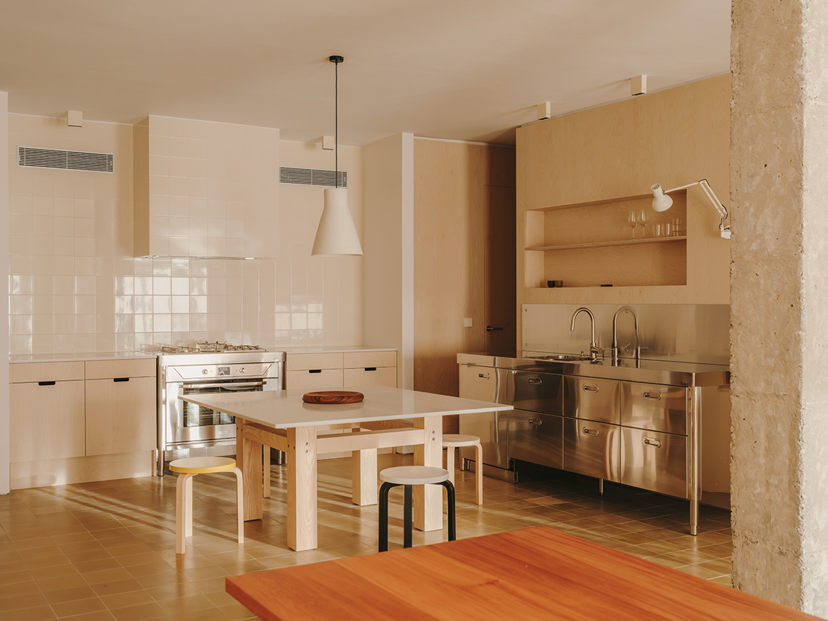 Funcționalitate, căldură și note retro într-un apartament din Barcelona