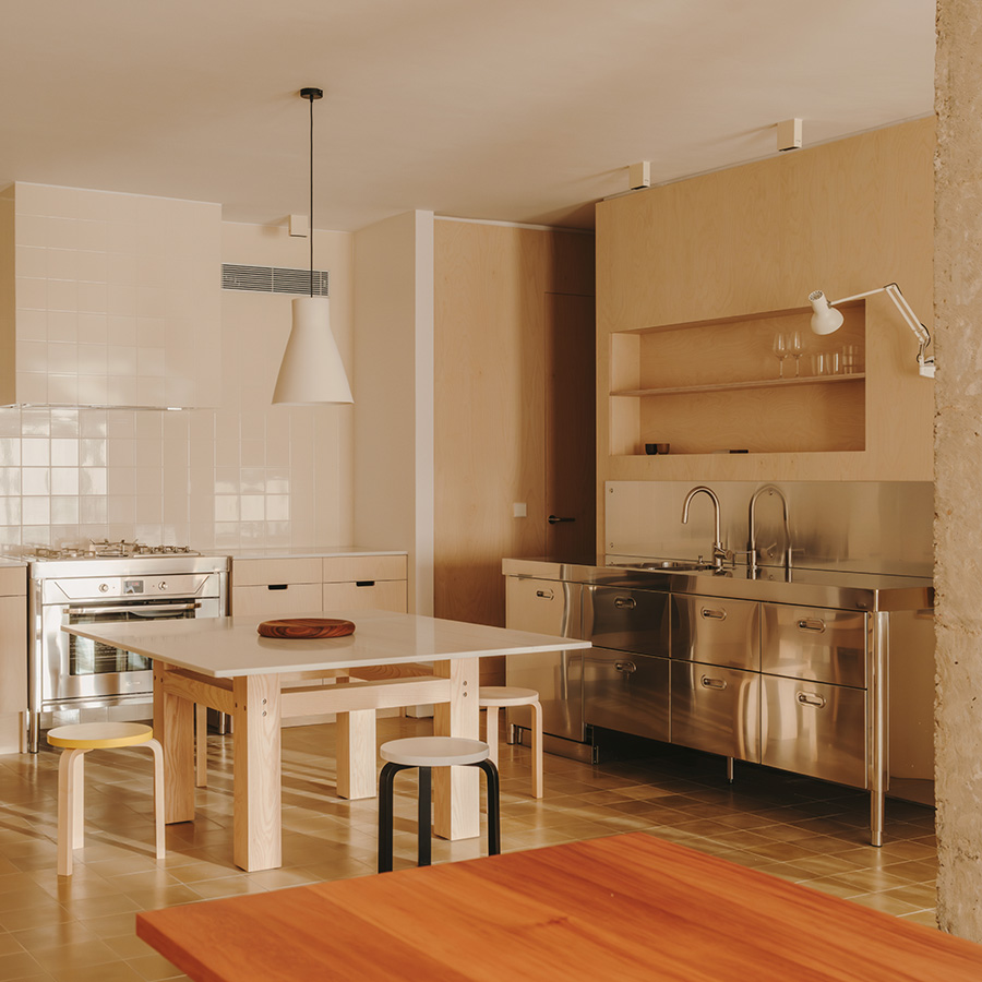 Funcționalitate, căldură și note retro într-un apartament din Barcelona