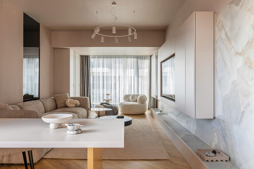 Minimalism în texturi ale intimității. Apartament Bold Beige