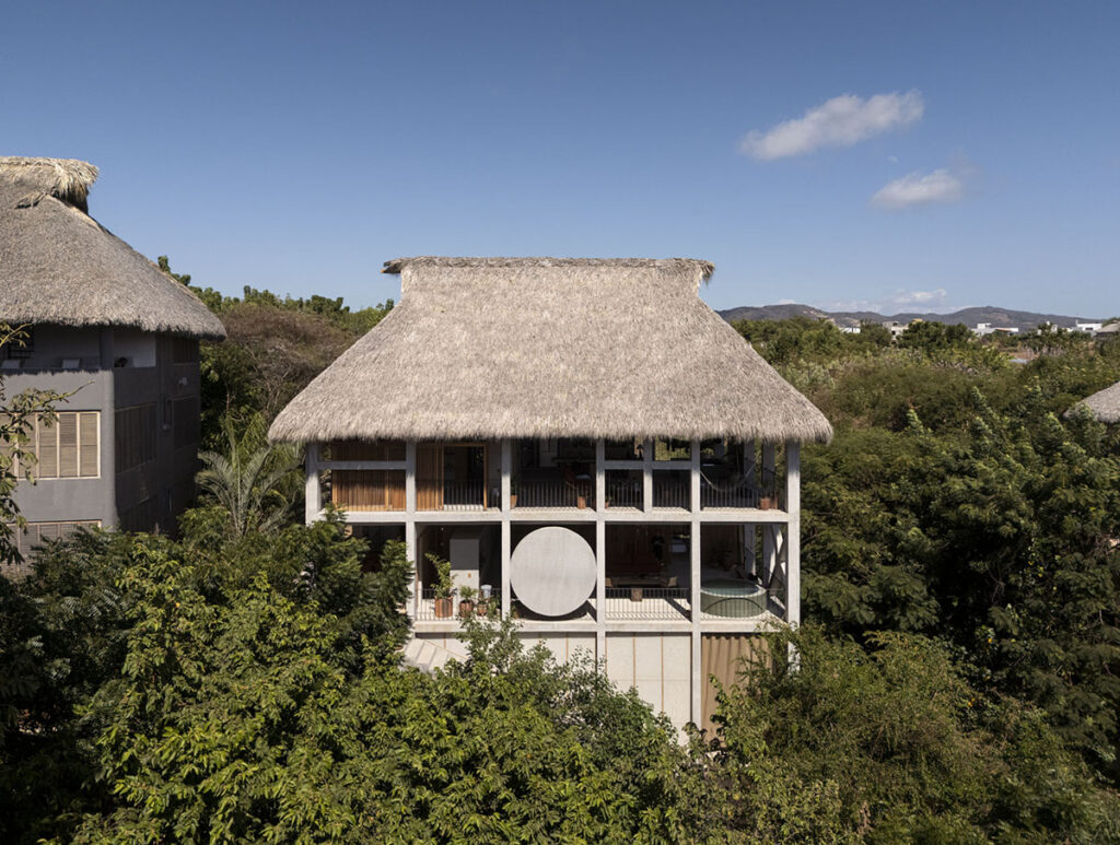 Influențe vernaculare și experiențe spațiale aparte într-un refugiu în inima naturii. Casa Eva, Oaxaca, Mexic